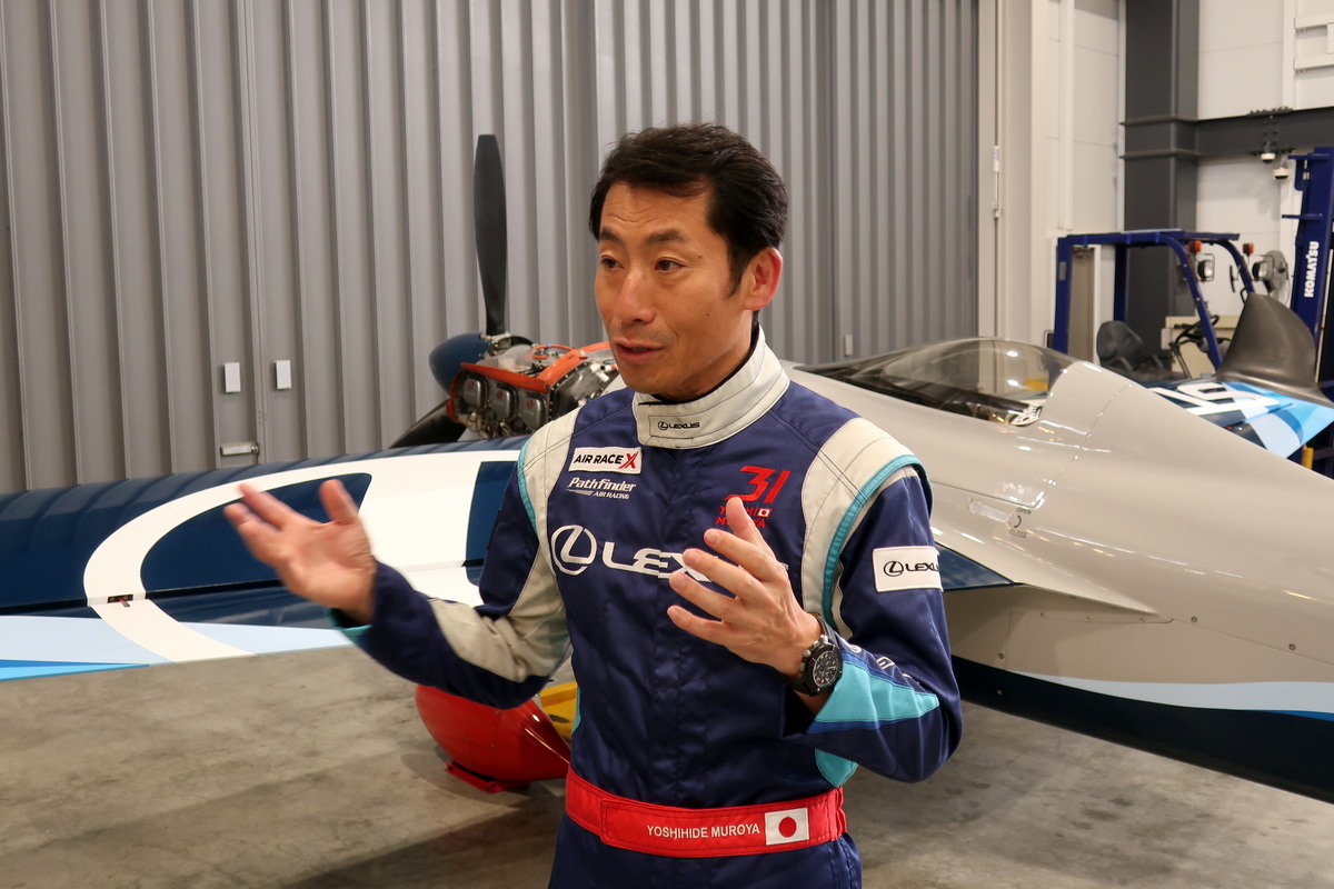 愛機『ジブコ・エッジ540V3』の前で今シーズンのフライトについて語る室屋選手。