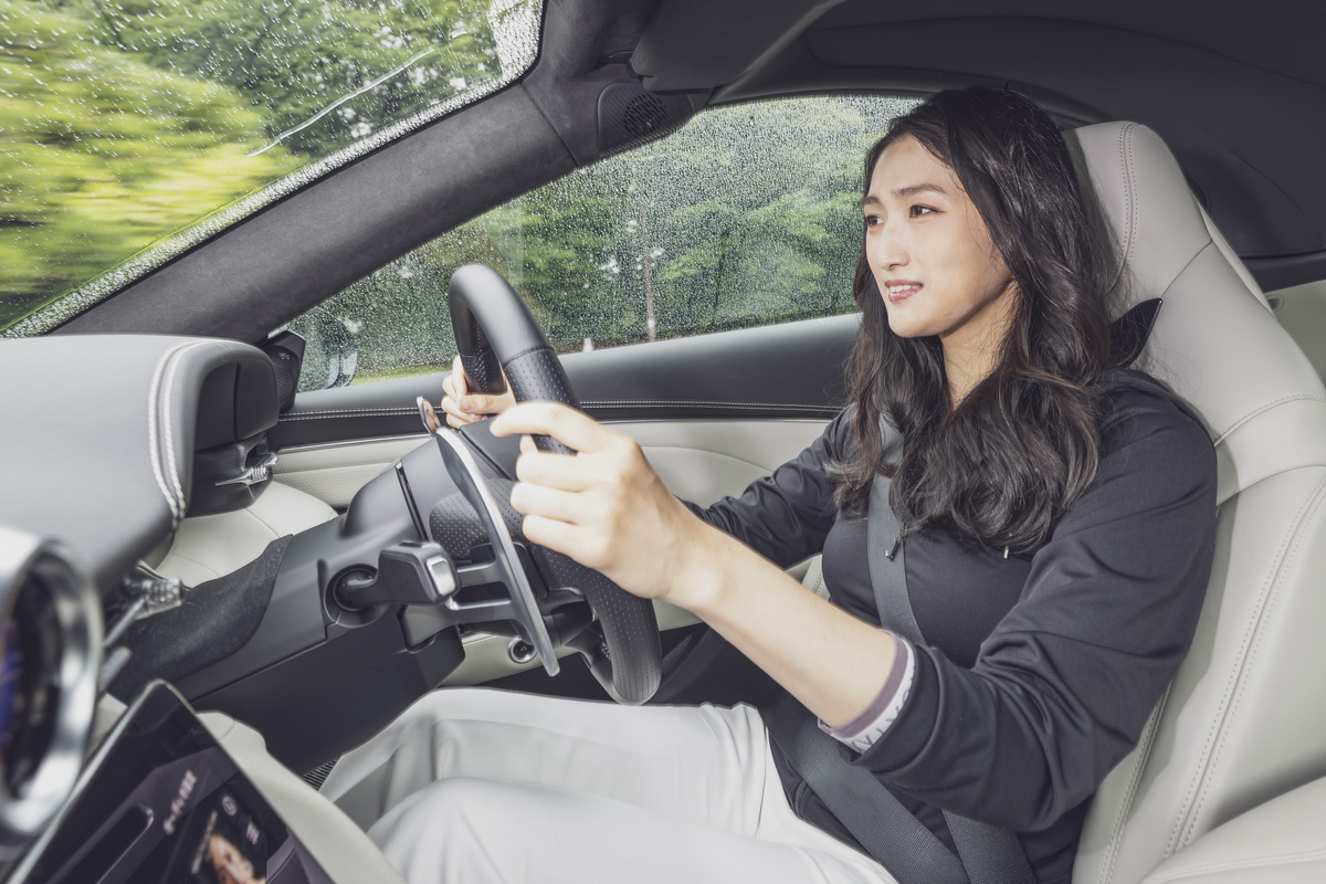 ドライブ好きで、普段から愛車のマツダ・ロードスターで峠に繰り出すことも多い。