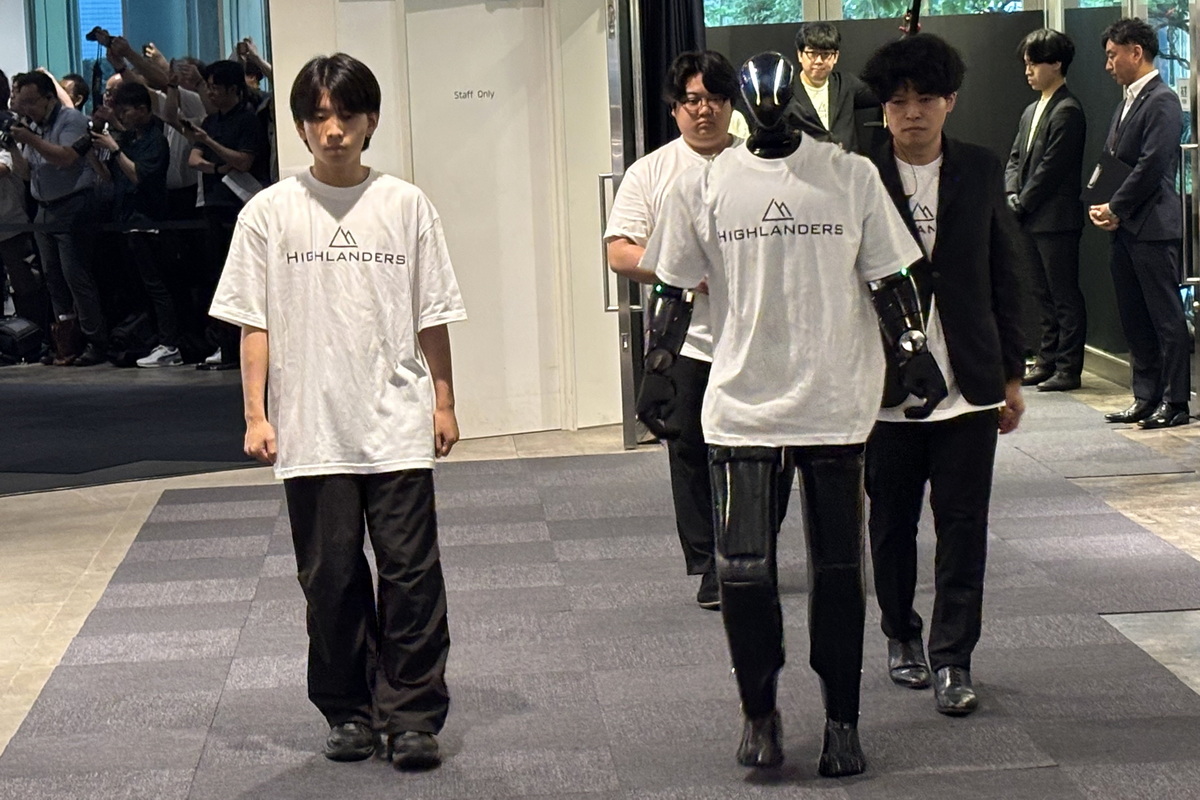 7月9日に都内で行われた記者発表では、ヒューマノイドロボットが歩行して入場。