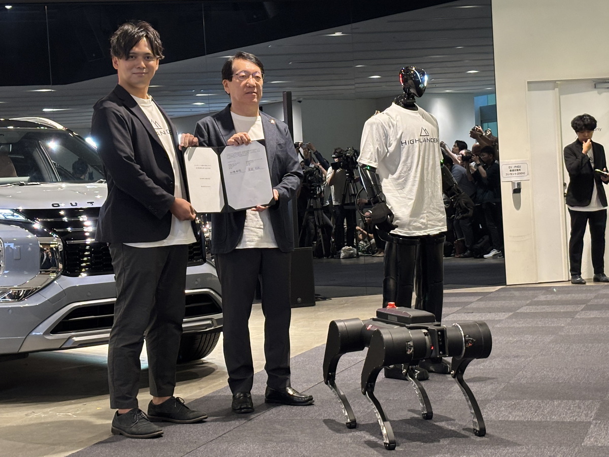 左からハイランダーズCEOの増岡宏哉氏、三菱の取締役会長兼代表執行役CEOの加藤隆雄氏。