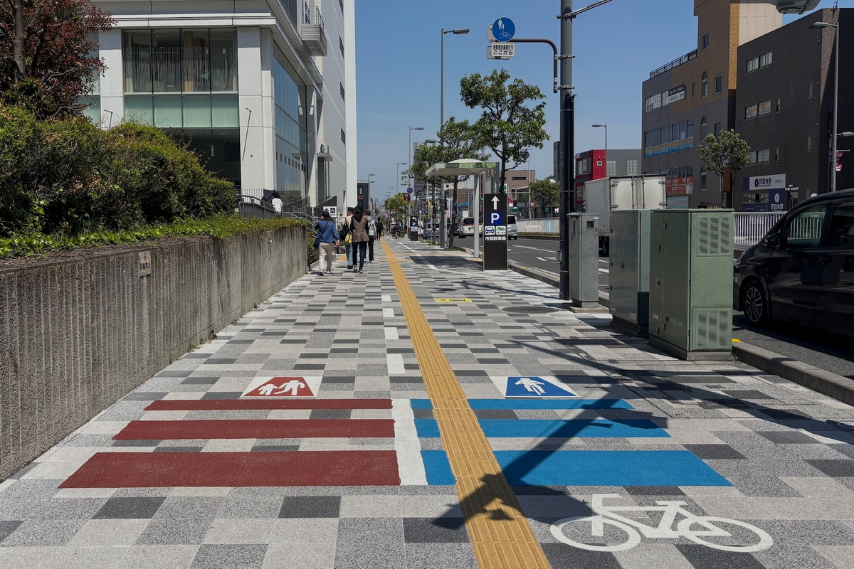 自転車レーンとして認められない歩道上の自転車通行空間。