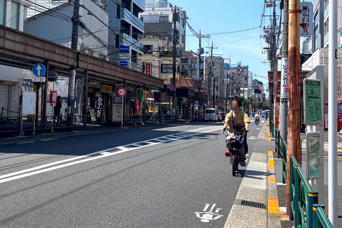 車道を走る自転車が増えた、東京都内の道路。