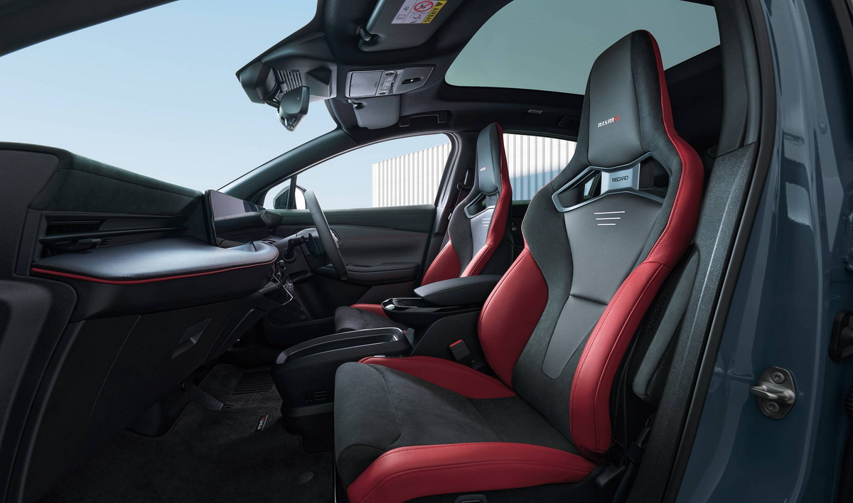 レカロ製シートを装着した『B7ニスモ・レカロ装着車』も用意。20kg軽量化されている。