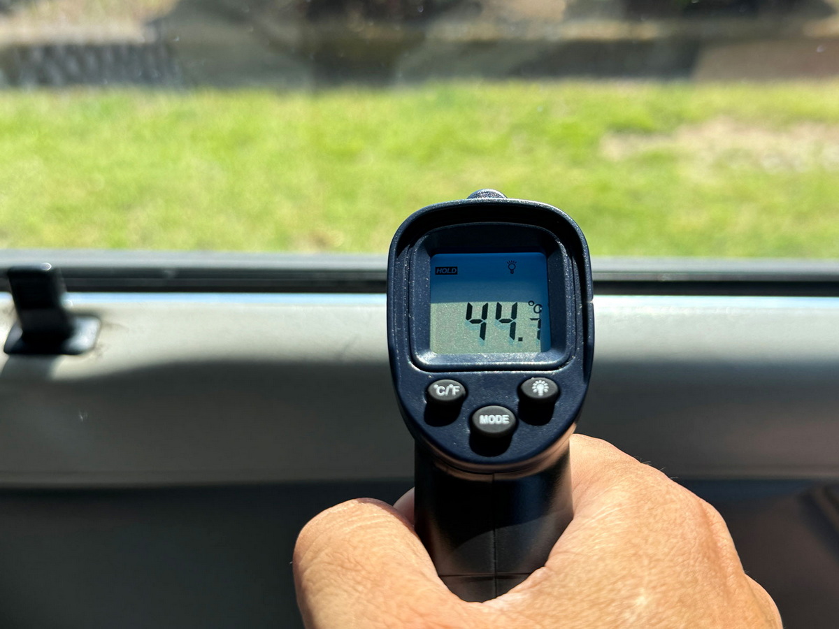 フィルムを貼ったフロントドアの内張は前後ともに約44℃。素材がダッシュボードと異なりますが、放射率はおおむね変わらないようです。