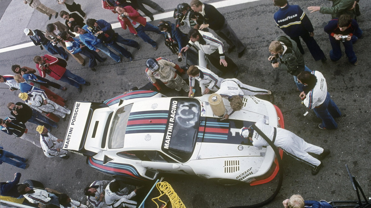 1976年シーズンで935の投入は第7戦ディジョンが最後となった。写真はピットでジャッキー・イクスが乗り込むところを捉えたショット。