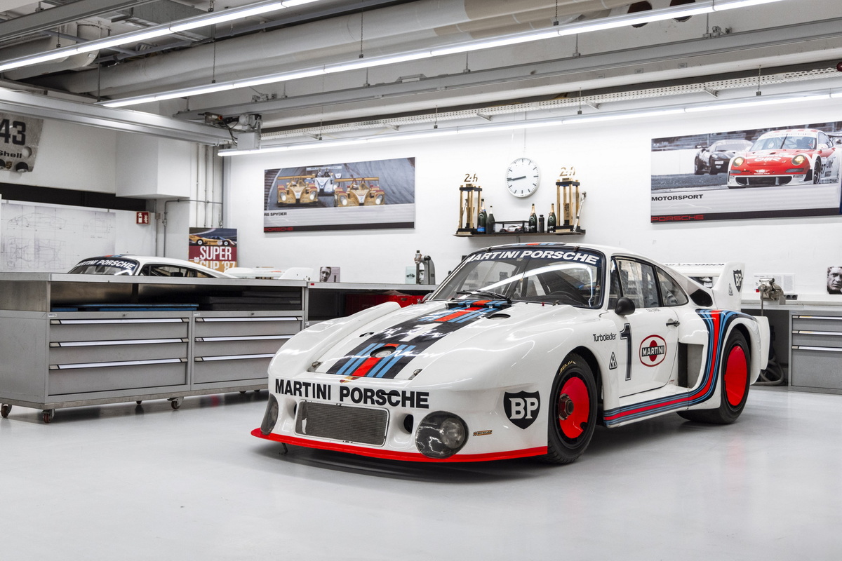 1977年シーズンに向けたポルシェ935/77は、ボディの空力特性を見直すとともに、エンジンはツインターボ化されて630hpを発揮するに至った。