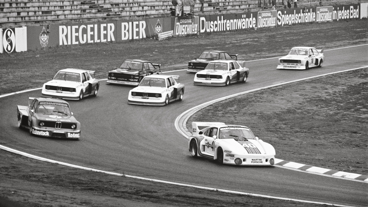 ポルシェ935/77のデビューは3月に行われたムジェロ6時間だった。ロルフ・ストメレンとマンフレッド・シュルティに託され、2位に6ラップの大差をつけて優勝を果たした。