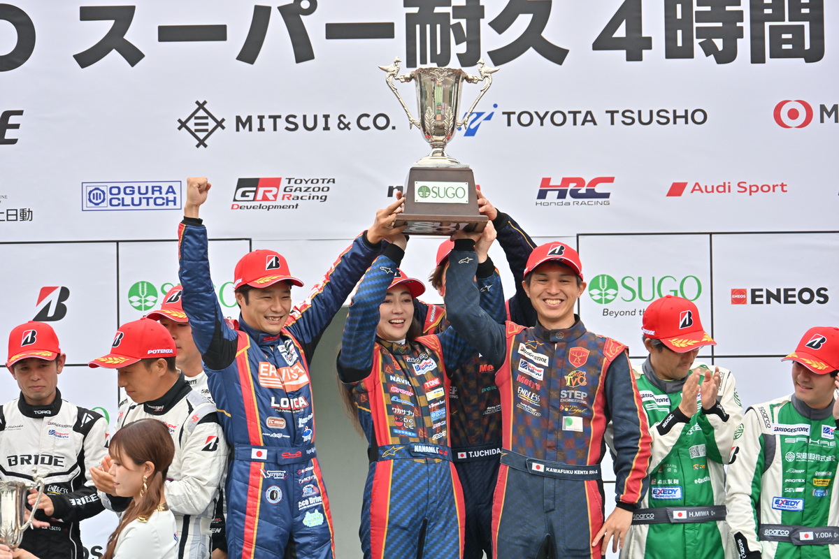 みんなで勝ち取った表彰台の一番高い場所!