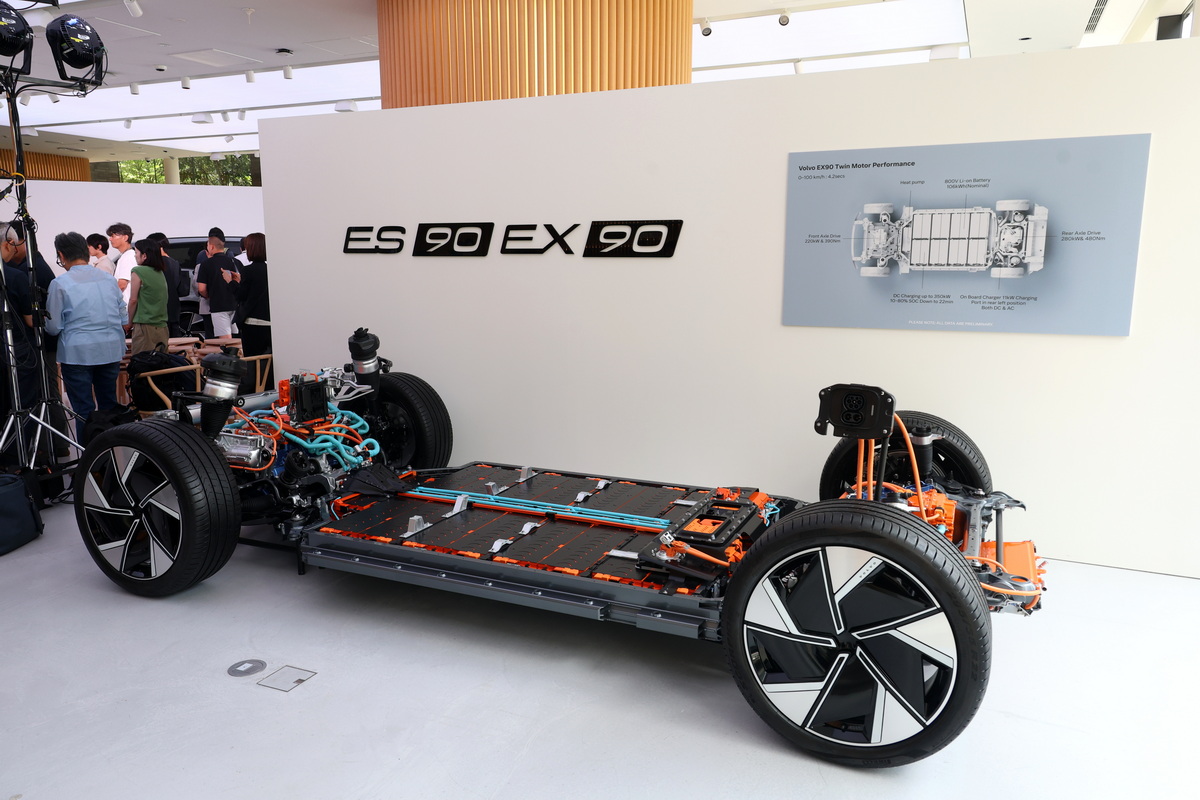 EX90は、SPA2アーキテクチャーを採用するEVとなる(写真は初期の400Vシャシー)。