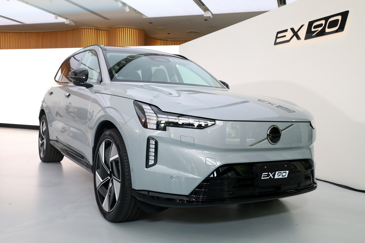 ボルボはEVとなる7シーターフラッグシップSUV、『EX90』を発売開始。