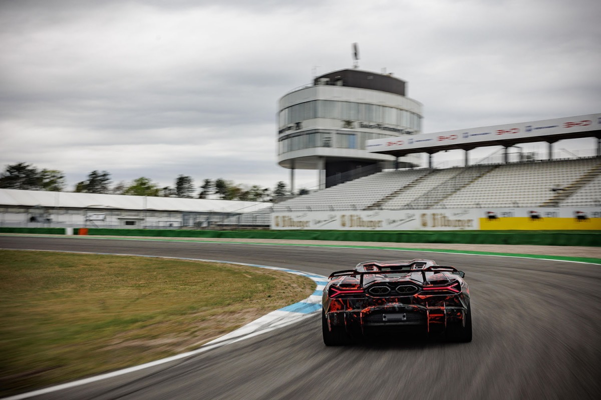 ドイツのホッケンハイムリンクで、量産車世界最速ラップを更新したランボルギーニ・レヴエルトSV。