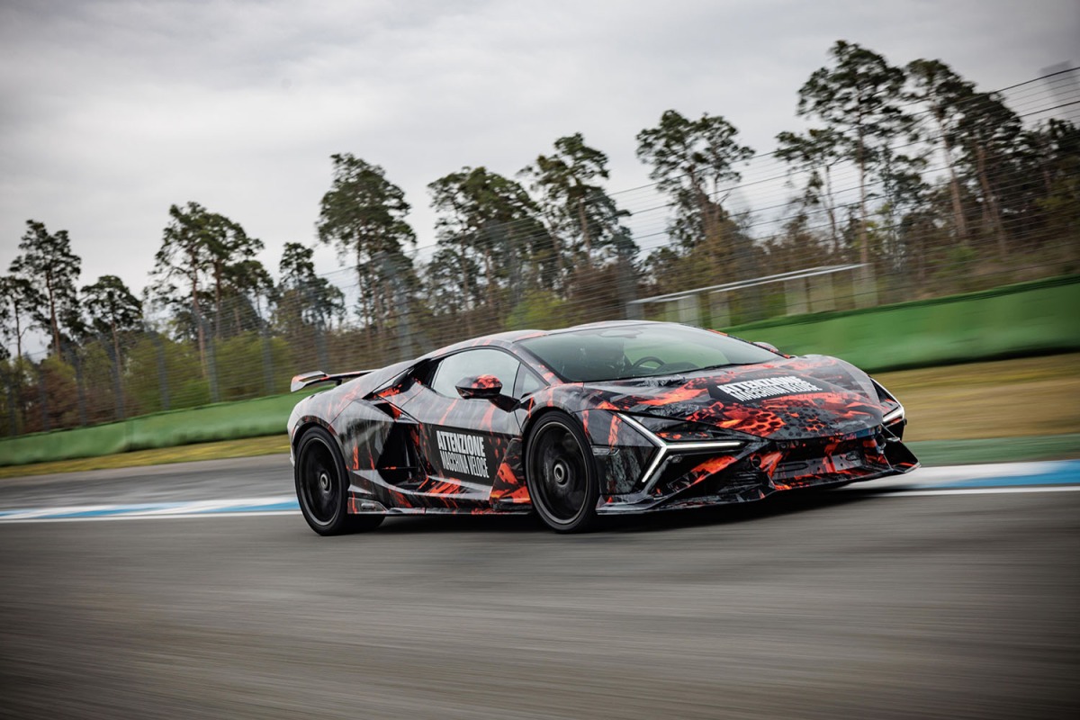 ドイツのホッケンハイムリンクで、量産車世界最速ラップを更新したランボルギーニ・レヴエルトSV。