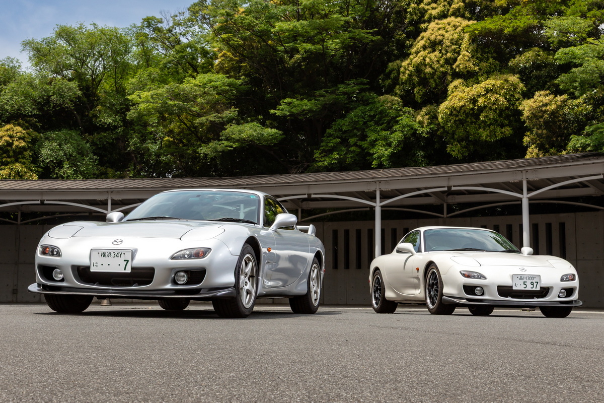 マツダが所有するFD3S型RX-7の広報車（左）と渡辺敏史の愛車（右）。