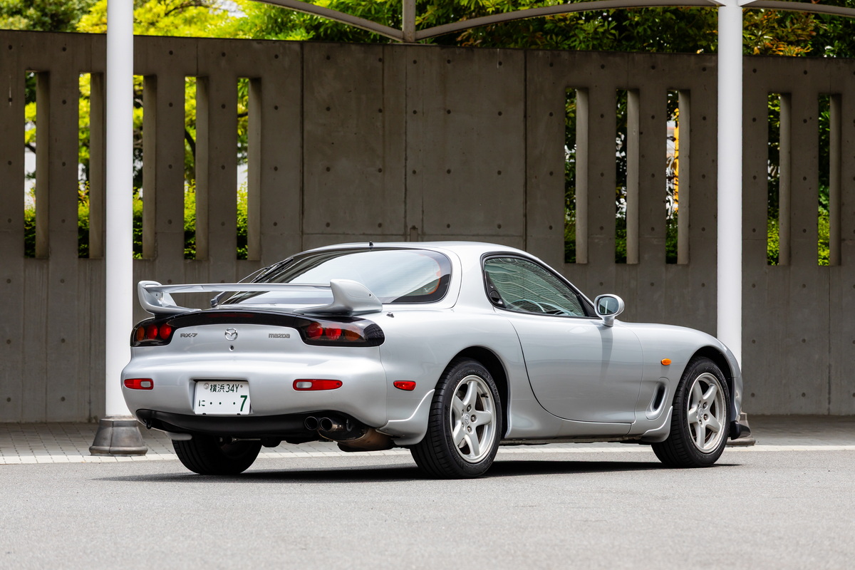 今や日本一有名となったサンライトシルバーのRX-7。