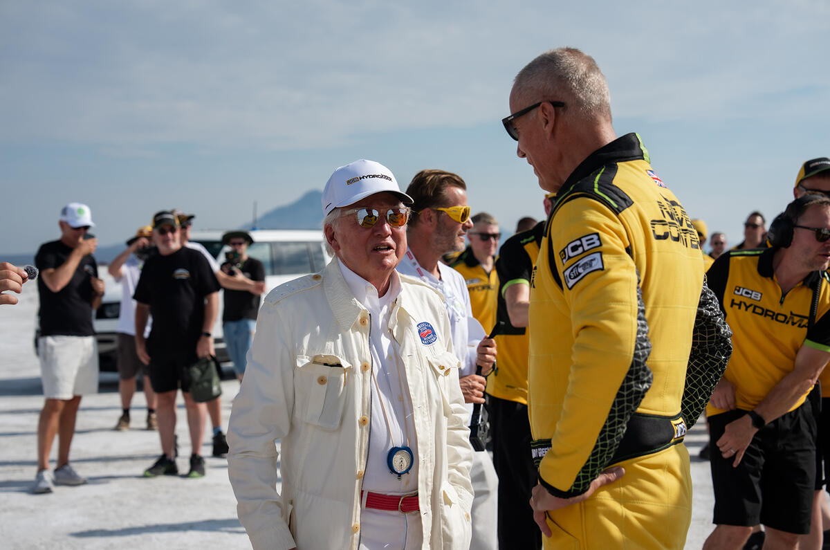 JCBのアンソニー・バンフォード会長とドライバーのアンディ・グリーン氏