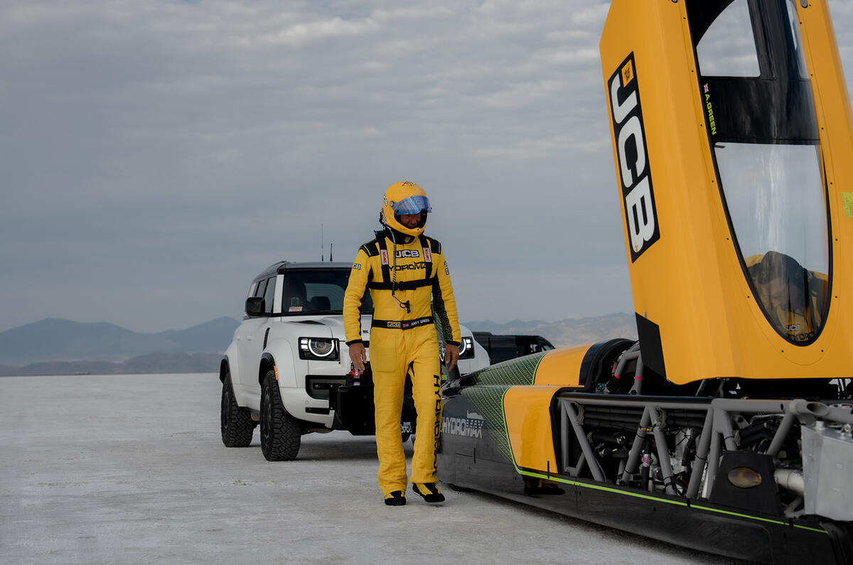 JCBハイドロマックスと支援用のランドローバー・ディレクター・オクタ