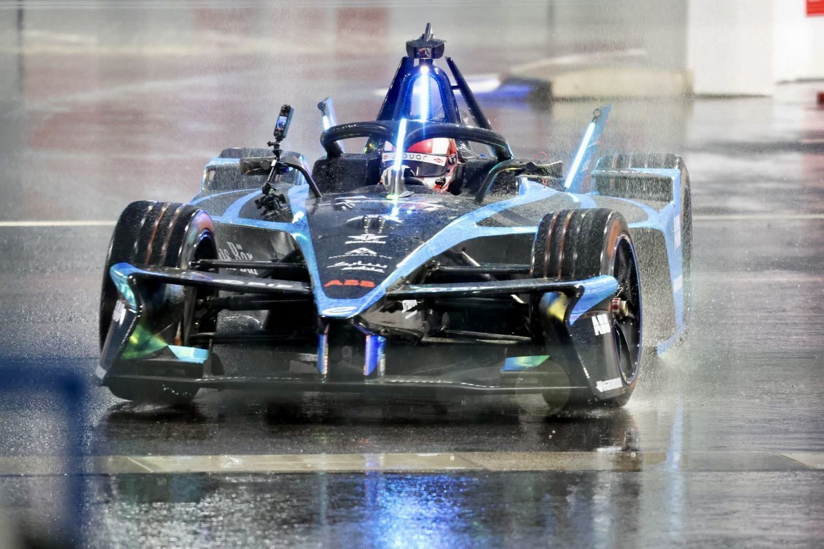 レースなら確実に赤旗中止になるくらいの豪雨でした。