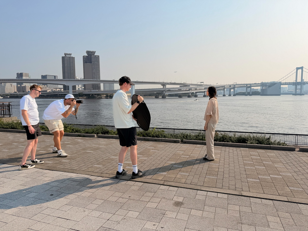 イメージビデオの撮影風景。スタッフさんとは英語でやりとり。
