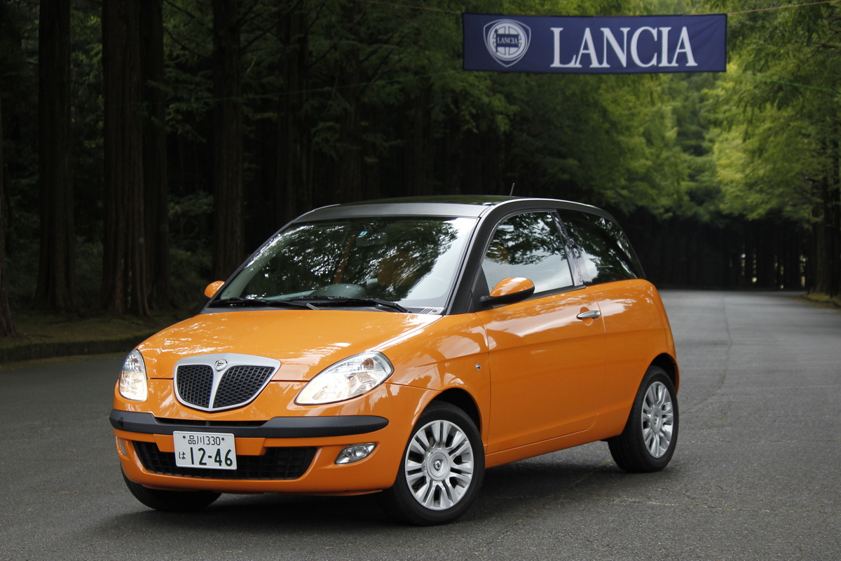 筆者が所有する『ランチア・イプシロン・モモデザイン』。2006年に新車で購入し、今年で20年となる(2016年に撮影)。