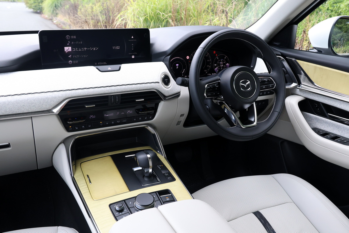 マツダ全車に共通するドライビングポジションのよさを感じさせるCX-60のコクピット。