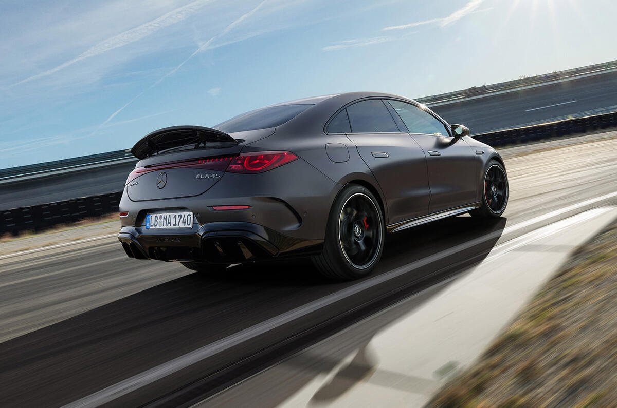 新型メルセデスAMG CLA 45