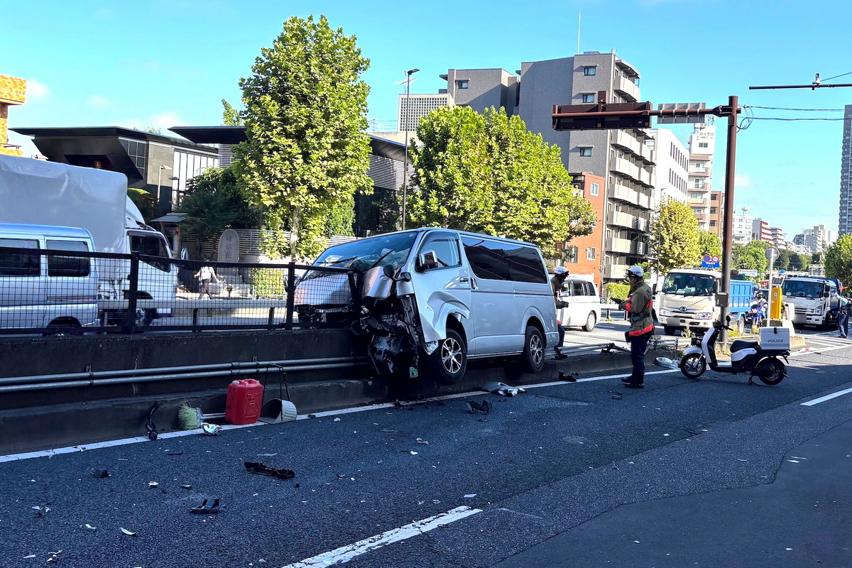 アンダーパスと側道の分岐部に突っ込んだ事故車両。