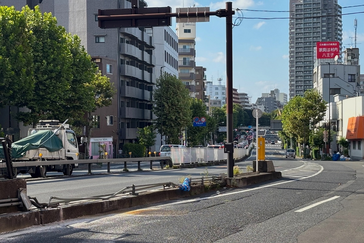 右に緩くカーブする、環七の事故現場。