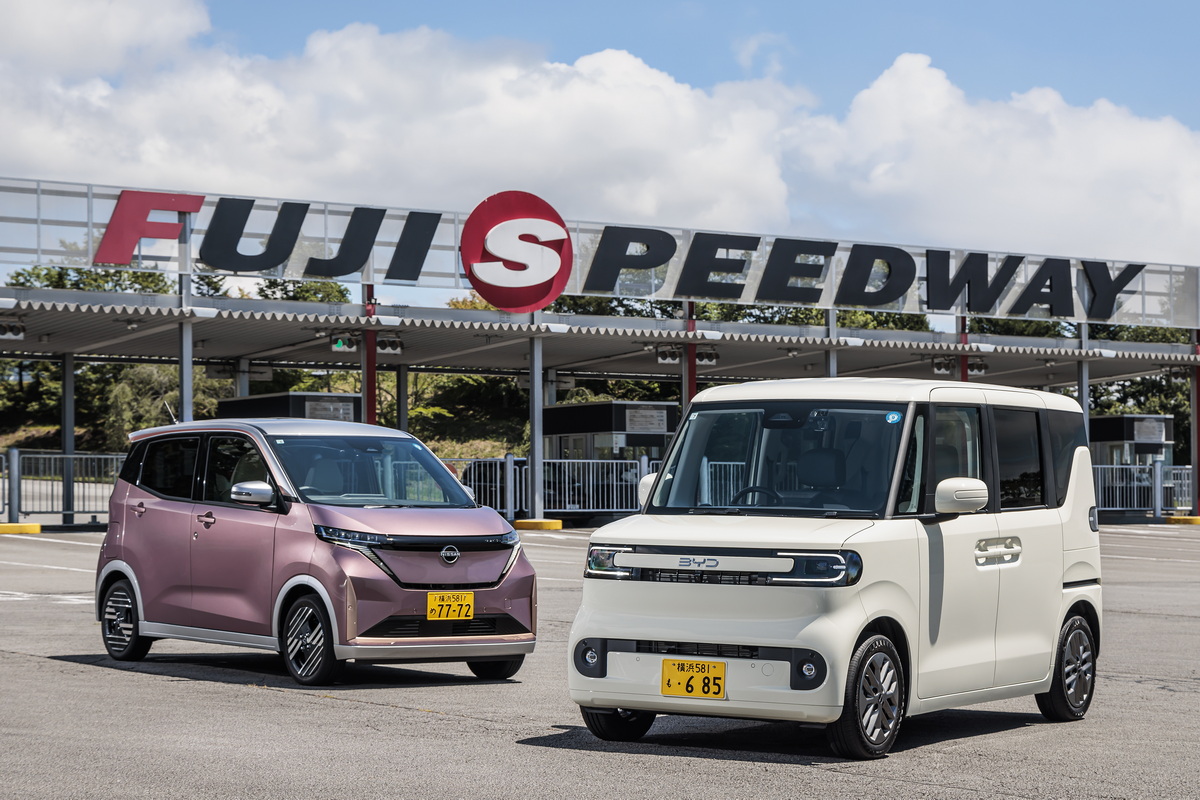 富士スピードウェイ近辺で開催されたBYDラッコ(右)の試乗会に、日産サクラ(左)で参加。