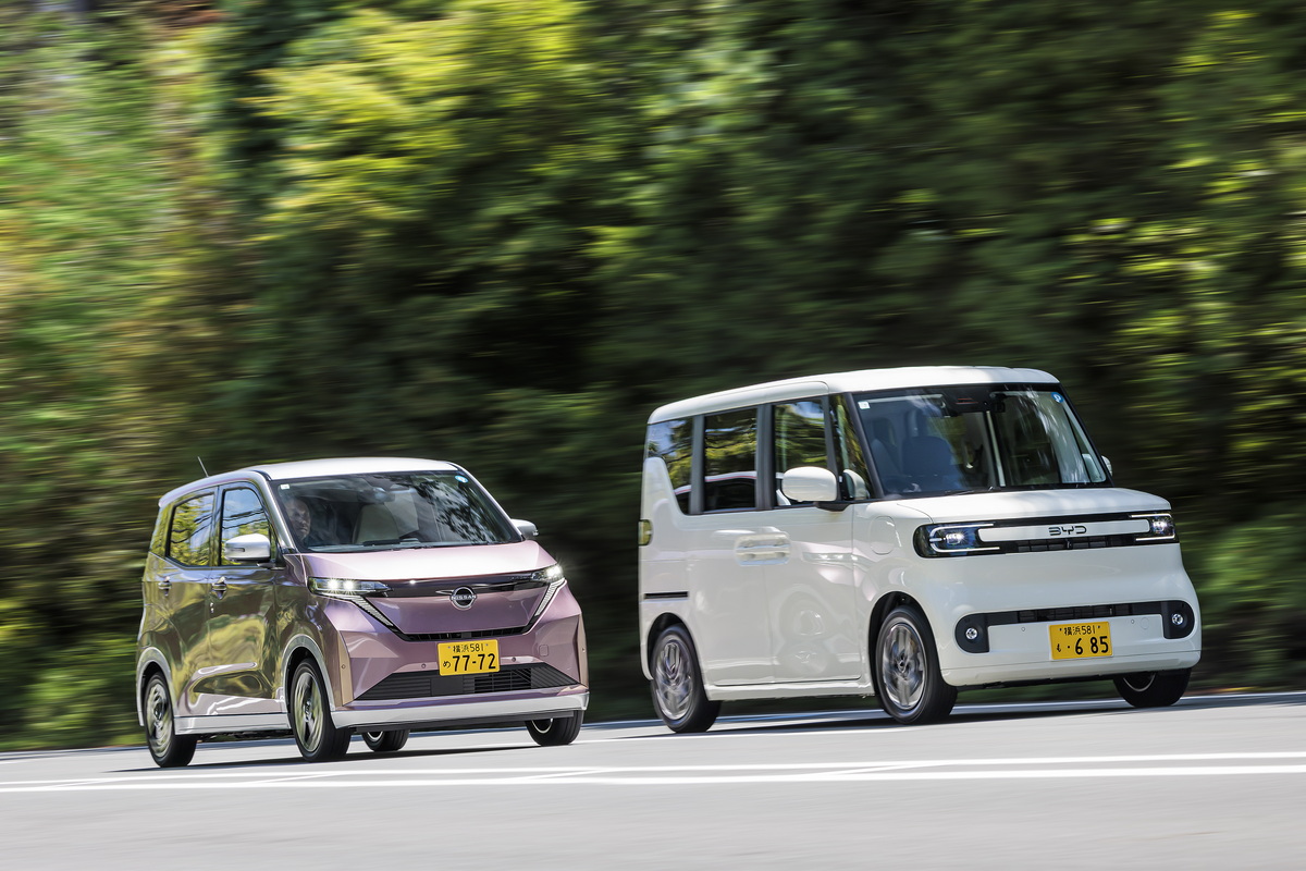 軽自動車乗用EVの先駆者『日産サクラ』（左）と新たに登場した『BYDラッコ』（右）。