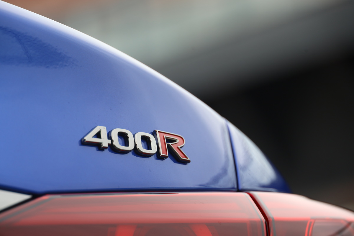 トランク部分に『400R』のバッジを装着。リミテッドはこの下に文字が入る。