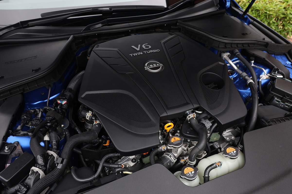 3LのV型6気筒ツインターボである『VR30DDTT』は304ps版と、こちらの405ps版を用意する。