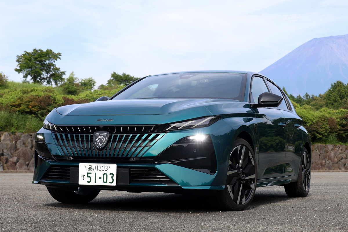 マイナーチェンジを受けた新型『プジョー308GTハイブリッド』を取材。