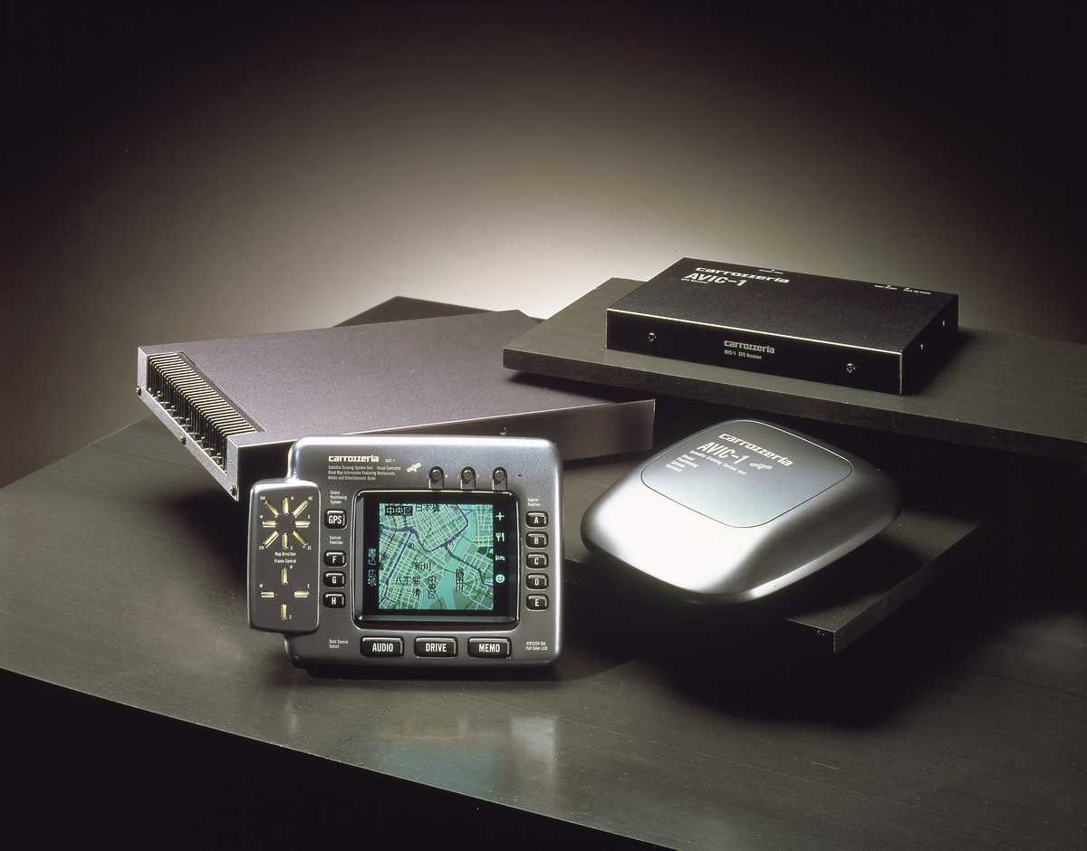 世界初の市販GPSカーナビ、AVIC-1のシステム。