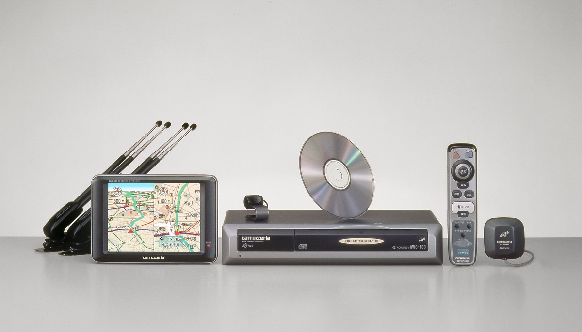 初代楽ナビのAVIC-500。メディアにはCD-ROMを使用していた。

