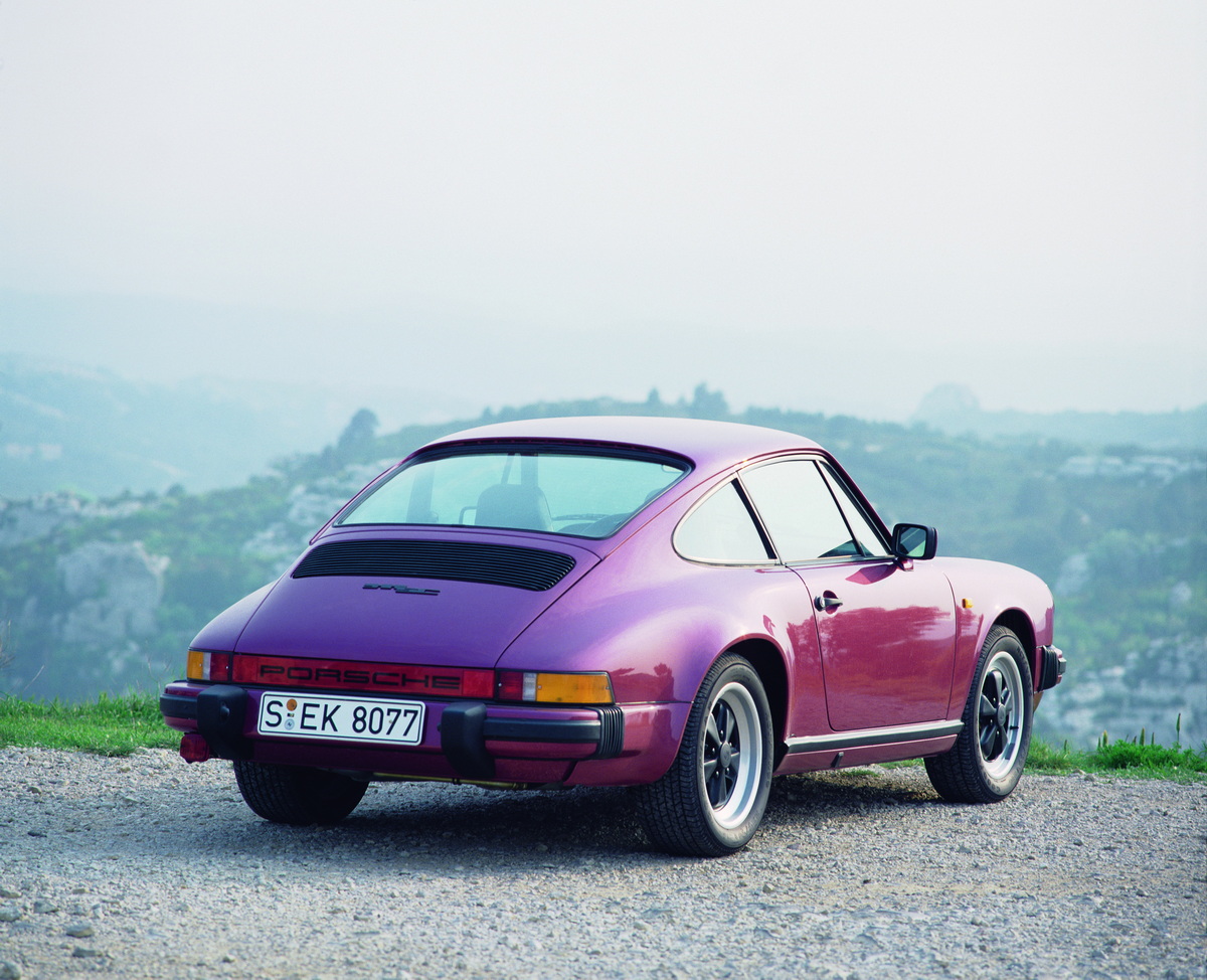 リアフェンダーが911カレラ3.0と同じ形状に変更され、全幅は1650mmに。