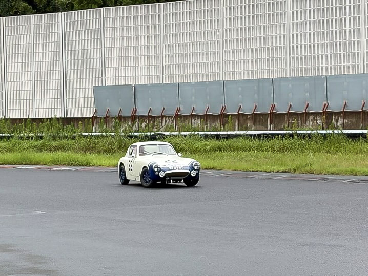ドリフトしながら最終コーナーを抜ける筆者。