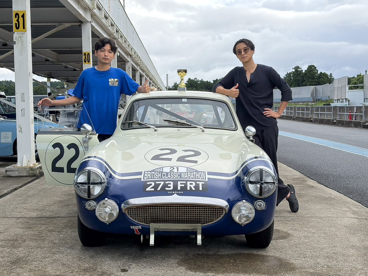 セブリング・スプライトチームは23歳の若者同士2人3脚で走り抜きました。写真右が筆者。