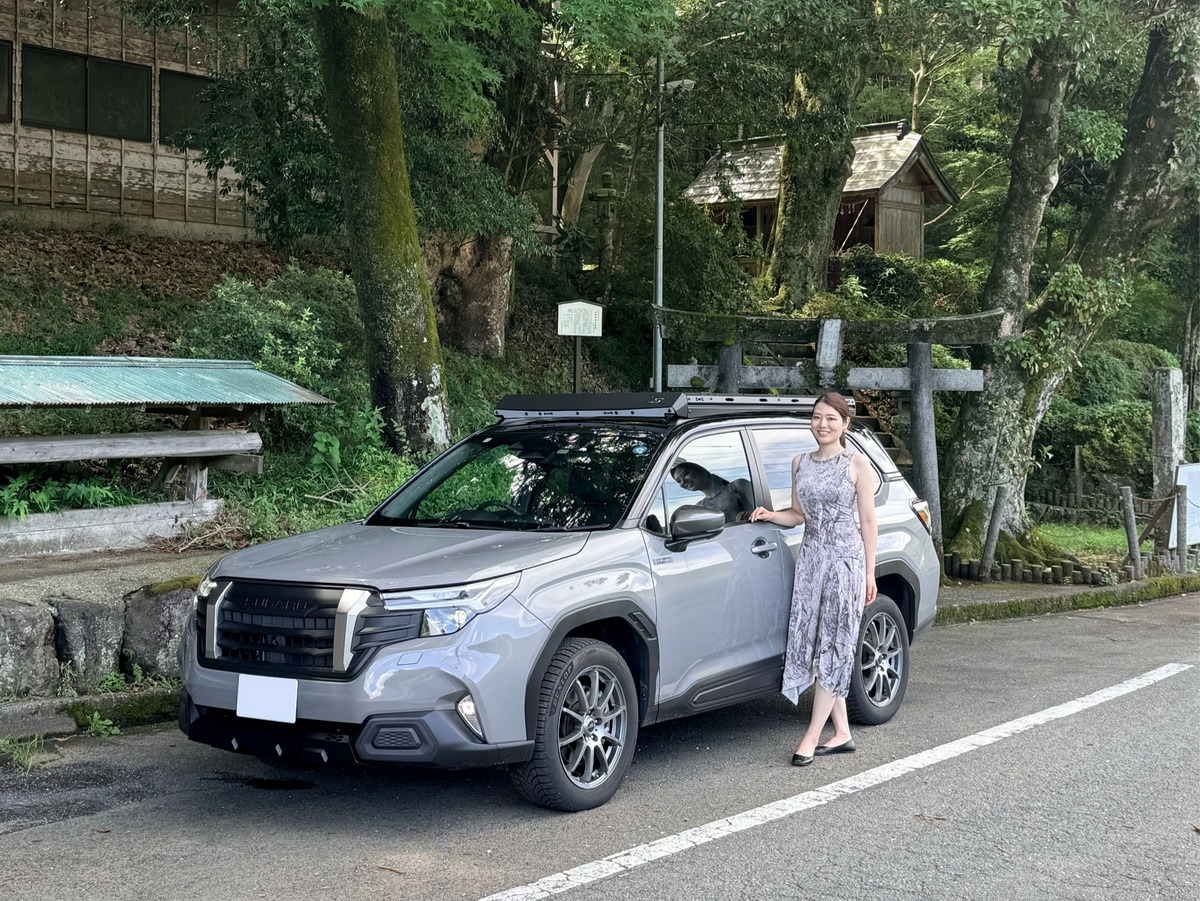 ドライブ中にたまたま見つけた神社の前にて。これからも末永く楽しみたい1台です。