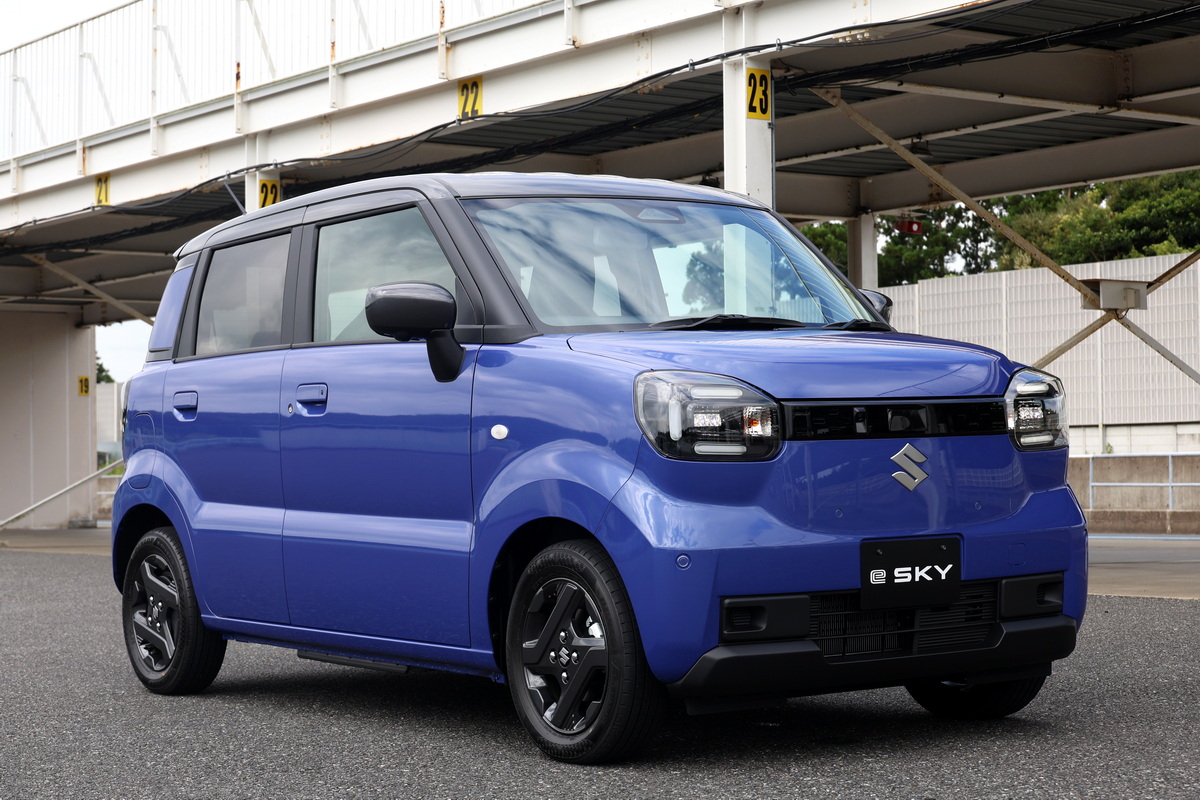 スズキが今秋発売予定の新型軽乗用EV『eスカイ』のプロトタイプを発表。