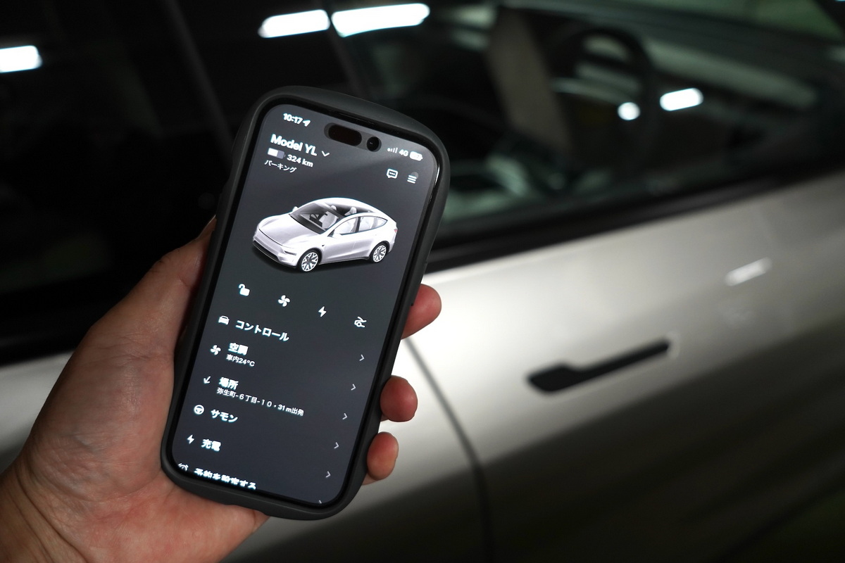スマートフォンの専用アプリで充電状況などを確認でき、カードキーは一度も使わなかった。