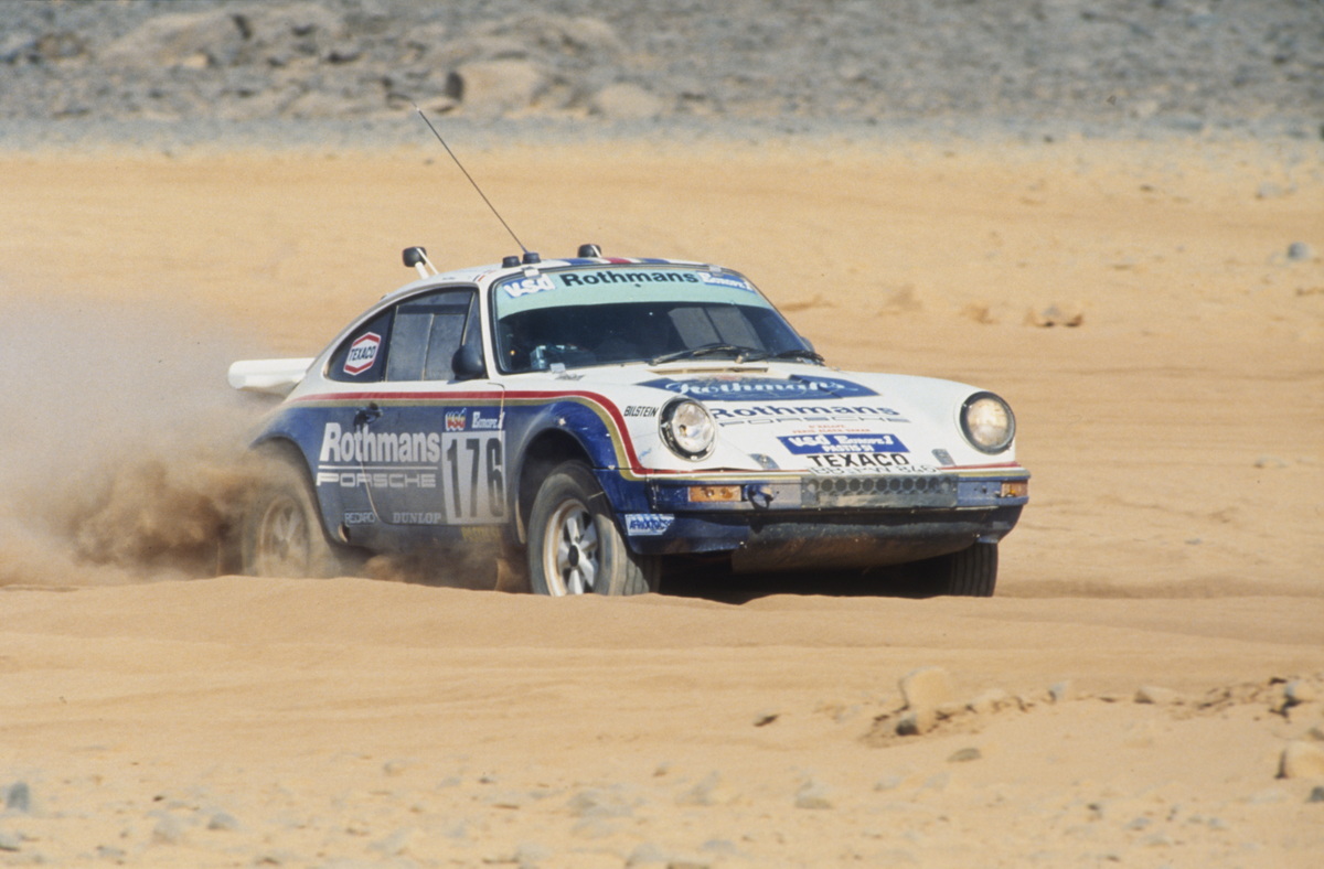パリ・ダカール・ラリーで砂漠を駆け抜けるポルシェ911カレラ3.2 4×4 パリ・ダカール(タイプ953)。