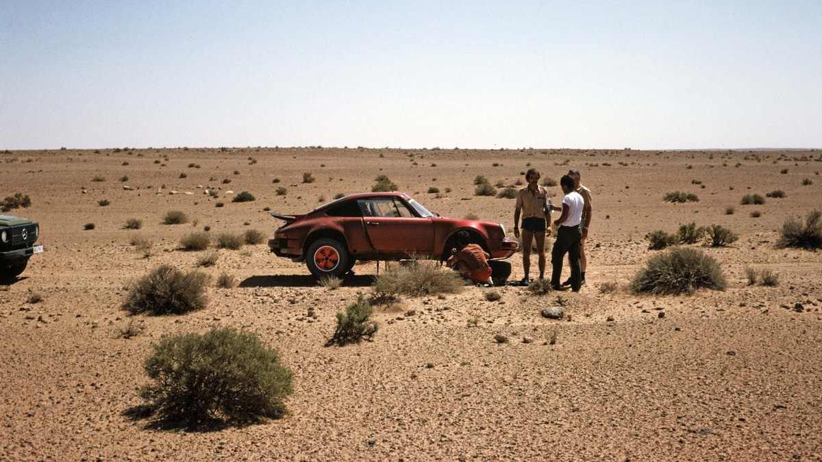 1983年9月に911SCをベースとしたプロトタイプを用いて、北アフリカのアルジェリア南部でテストが開始された。ドライブは911SCがサファリ参戦時にプロジェクトでチーフエンジニアを務めたローランド・クスマウルが担当した。