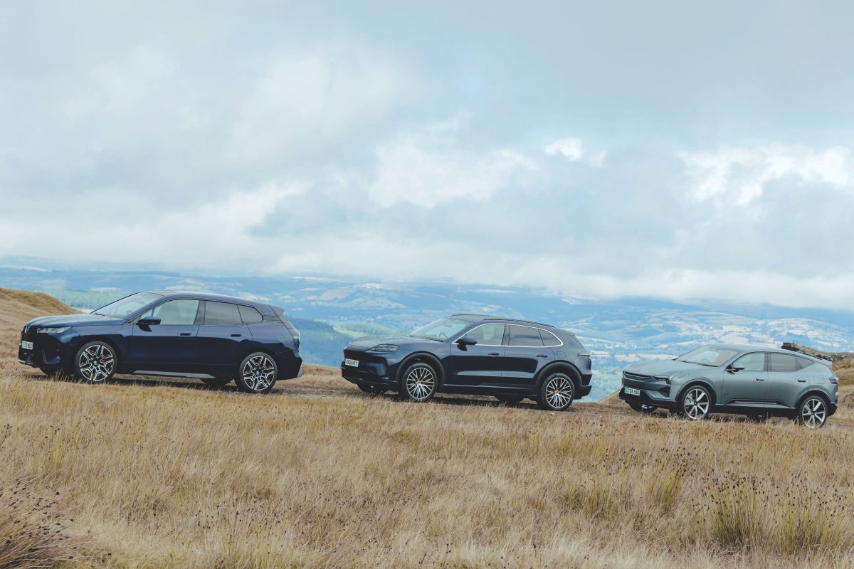 左からBMW iXと、ポルシェ・カイエン・エレクトリック、ポールスター 3