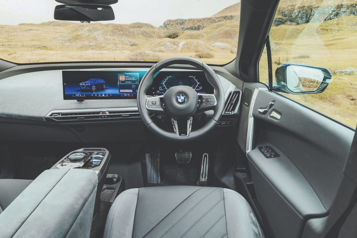 BMW iX xドライブ60 Mスポーツ(英国仕様)