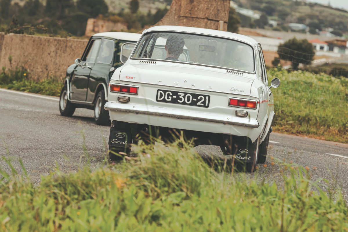 手前からフォード・エスコート MkI 1300GTと、オースチン・ミニ・クーパー MkII