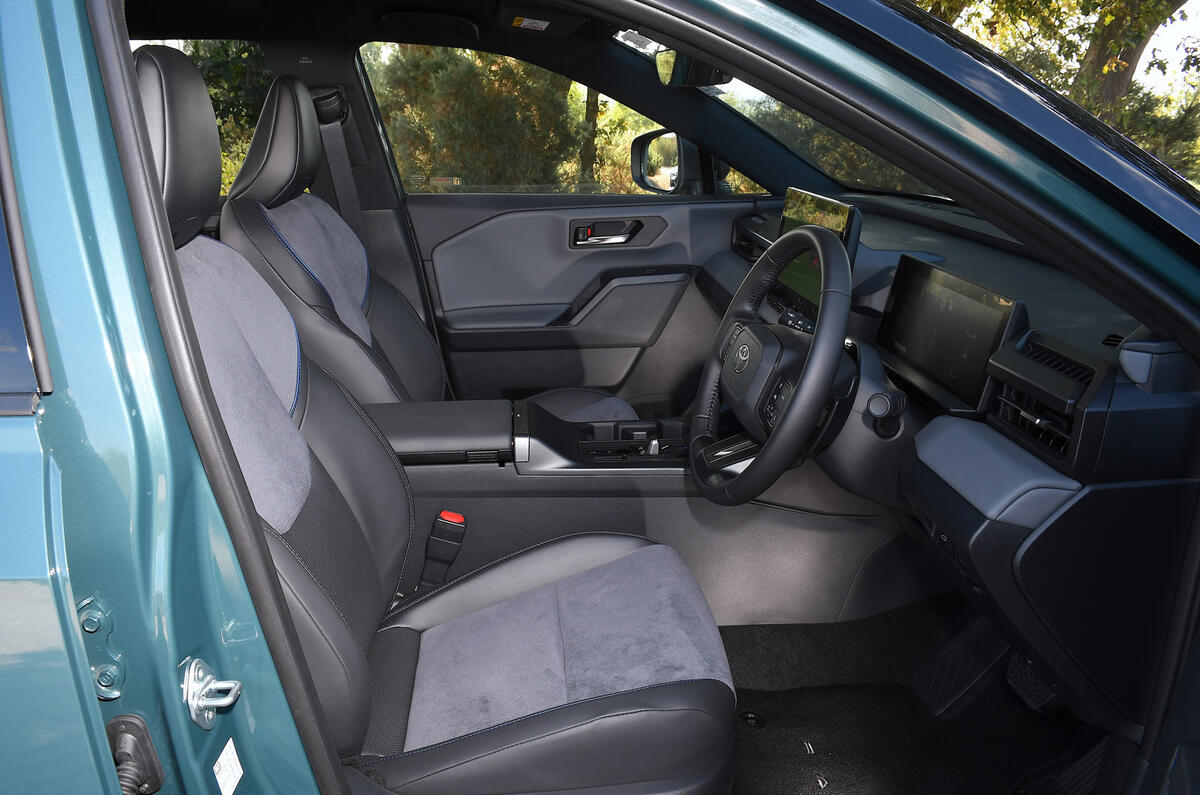 トヨタRAV4 プラグインハイブリッド FWD エクセル（英国仕様）