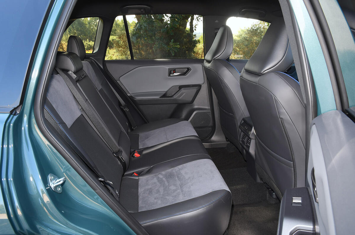 トヨタRAV4 プラグインハイブリッド FWD エクセル(英国仕様)