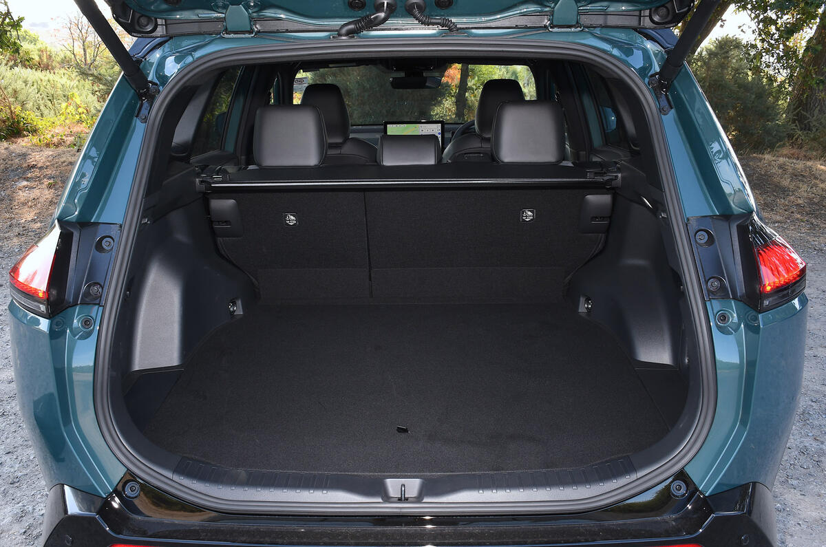 トヨタRAV4 プラグインハイブリッド FWD エクセル(英国仕様)