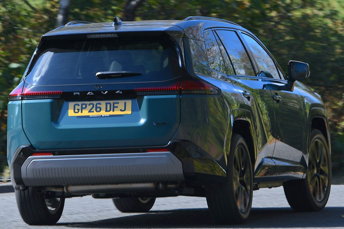 トヨタRAV4 プラグインハイブリッド FWD エクセル（英国仕様）