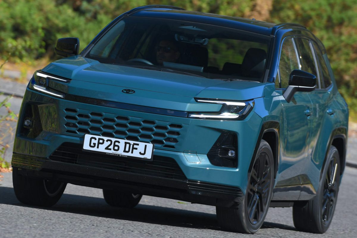 トヨタRAV4 プラグインハイブリッド FWD エクセル（英国仕様）
